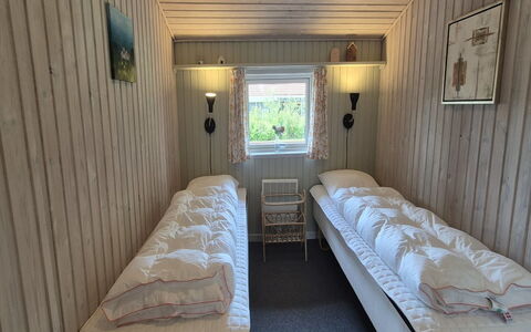 Vinny - 1Km from the Sea: Træ, Soveværelse, Seng, Sengetøj, Sengetøj, Etage, Bed Frame, Møbel, Værelse, Sengetøj