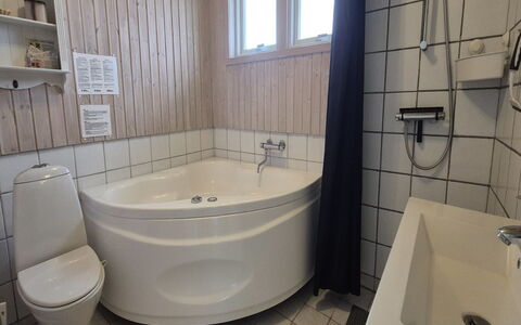 Vinny - 1Km from the Sea: Badeværelse, Sanitærarmatur, Gulvbelægning, Etage, Indretning, Badekar, Toilet, Vvs, Badeværelsesvask, Værelse