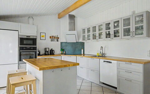 Aderice - 80M from the Sea: Køkken, Køkken Apparat, Countertop, Større Bandage, Gulvbelægning, Cabinetry, Træ, Indretning, Etage, Husholdningsapparat