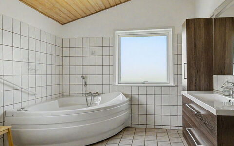 Aderice - 80M from the Sea: Gulvbelægning, Indretning, Sanitærarmatur, Etage, Badeværelse, Loft, Badekar, Vvs, Tap, Værelse