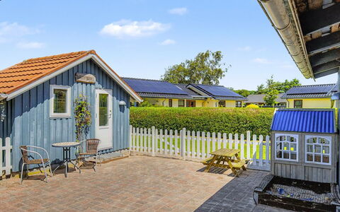 Aderice - 80M from the Sea: Hus, Hjem, Tag, Sommerhus, Sidespor, Have, Skygge, Estate, Gård, Landscaping