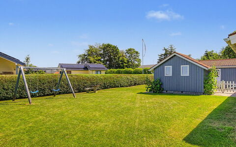 Aderice - 80M from the Sea: Græs, Hus, Boligområde, Landskab, Land Lot, Have, Hjem, Tag, Lawn, Bunddække