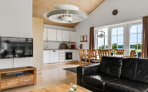 Askatla - 50M to the Fjord: Indretning, Møbel, Couch, Gulvbelægning, Loft, Træ, Etage, Stue, Værelse, Lysarmatur