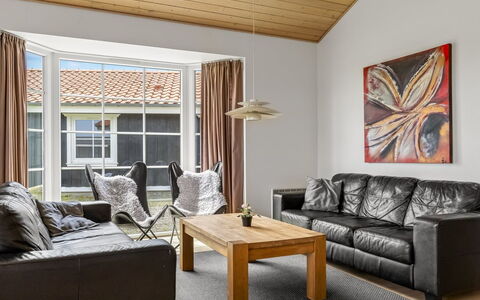 Askatla - 50M to the Fjord: Møbel, Indretning, Gulvbelægning, Couch, Etage, Træ, Stue, Loft, Trægulve, Værelse
