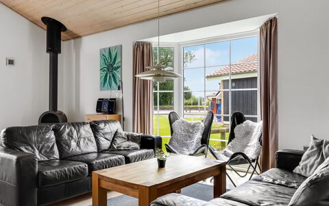 Askatla - 50M to the Fjord: Møbel, Indretning, Træ, Gulvbelægning, Couch, Loft, Etage, Stue, Hjem, Trægulve