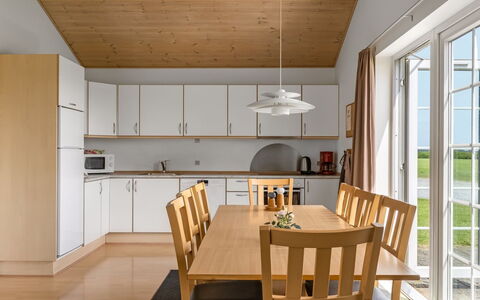 Askatla - 50M to the Fjord: Møbel, Gulvbelægning, Indretning, Træ, Etage, Loft, Stol, Køkken & Spisebord, Lysarmatur, Spisestue