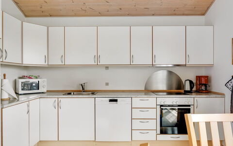 Askatla - 50M to the Fjord: Køkken, Countertop, Gulvbelægning, Møbel, Træ, Køkken Apparat, Indretning, Loft, Cabinetry, Etage