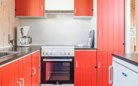 Eldmar - 500M from the Sea: Rød, Køkken, Træ, Cabinetry, Større Bandage, Køkken Apparat, Skab, Countertop, Indretning, Gulvbelægning
