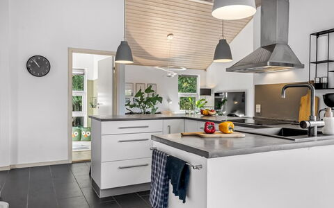 Ozrenka - from the Sea: Køkken, Countertop, Møbel, Indretning, Gulvbelægning, Køkken Apparat, Cabinetry, Lysarmatur, Loft, Husholdningsapparat