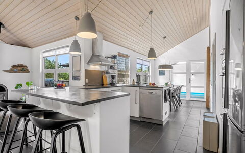 Ozrenka - from the Sea: Loft, Gulvbelægning, Indretning, Køkken, Countertop, Møbel, Etage, Køkken & Spisebord, Hjem, Stol