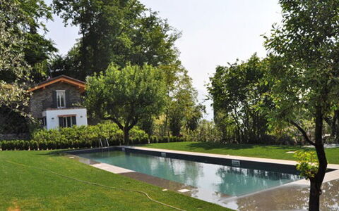 Robilant: Svømmepøl, Have, Lawn, Backyard, Estate, Afspejling, Landscaping, Water Feature, Gård, Skygge