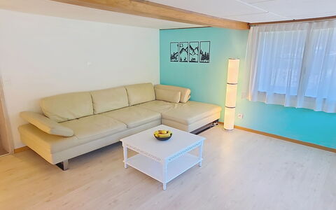 Ferienwohnung Enzian: Møbel, Gulvbelægning, Etage, Indretning, Couch, Træ, Trægulve, Stue, Bord, Værelse