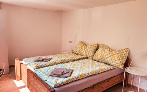 Ferienwohnung Enzian: Møbel, Seng, Soveværelse, Indretning, Træ, Etage, Gulvbelægning, Sengetøj, Sengetøj, Sengetøj