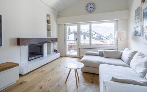 Casa Curnera 8: Indretning, Møbel, Gulvbelægning, Etage, Couch, Træ, Loft, Trægulve, Stue, Værelse