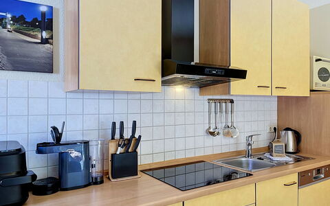 Tonis Strandidyll: Køkken, Køkken Apparat, Countertop, Større Bandage, Cabinetry, Køkkenvask, Indretning, Komfur, Husholdningsapparat, Gulvbelægning