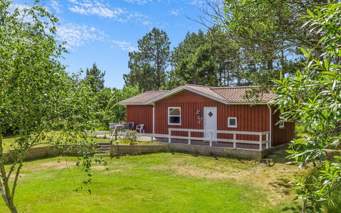 Oke - 1.2Km from the Sea: Græs, Hus, Sommerhus, Busk, Land Lot, Hjem, Landdistrikt, Menneskelig Bosættelse, Estate