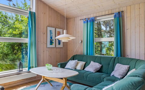 Oke - 1.2Km from the Sea: Træ, Indretning, Gulvbelægning, Etage, Møbel, Loft, Værelse, Trægulve, Stue, Bejdse