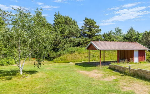 Oke - 1.2Km from the Sea: Græs, Busk, Land Lot, Sommerhus, Landdistrikt, Have, Bunddække, Garden Bygninger, Skur, Eng