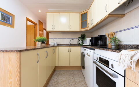 Lisa: Køkken, Gulvbelægning, Indretning, Countertop, Køkken Apparat, Møbel, Træ, Cabinetry, Større Bandage, Etage