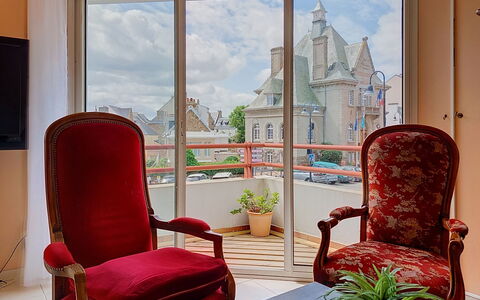Hotel de Ville: Møbel, Køkken & Spisebord, Stol, Etage, Hav, Altan, Ocean, Udvej, Eco Hotel, Spisestue
