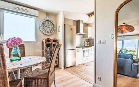 Alturan: Møbel, Køkken & Spisebord, Stol, Etage, Hav, Altan, Ocean, Udvej, Eco Hotel, Spisestue