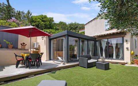 Hameau de Croisette Plage: Møbel, Køkken & Spisebord, Stol, Etage, Hav, Altan, Ocean, Udvej, Eco Hotel, Spisestue
