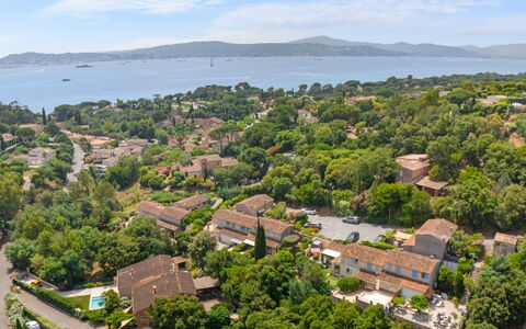 Hameau de Croisette Plage: Møbel, Køkken & Spisebord, Stol, Etage, Hav, Altan, Ocean, Udvej, Eco Hotel, Spisestue
