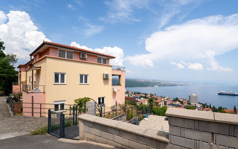 Judy: Møbel, Køkken & Spisebord, Stol, Etage, Hav, Altan, Ocean, Udvej, Eco Hotel, Spisestue