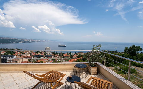 Judy: Møbel, Køkken & Spisebord, Stol, Etage, Hav, Altan, Ocean, Udvej, Eco Hotel, Spisestue