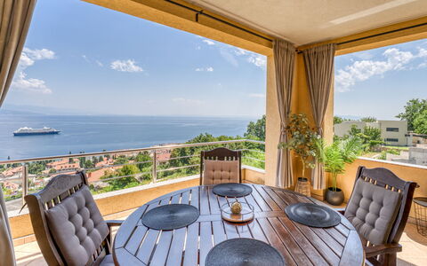 Judy: Møbel, Køkken & Spisebord, Stol, Etage, Hav, Altan, Ocean, Udvej, Eco Hotel, Spisestue