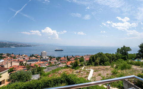 Judy: Møbel, Køkken & Spisebord, Stol, Etage, Hav, Altan, Ocean, Udvej, Eco Hotel, Spisestue