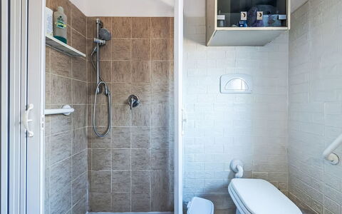 Villetta Luisa: Møbel, Køkken & Spisebord, Stol, Etage, Hav, Altan, Ocean, Udvej, Eco Hotel, Spisestue