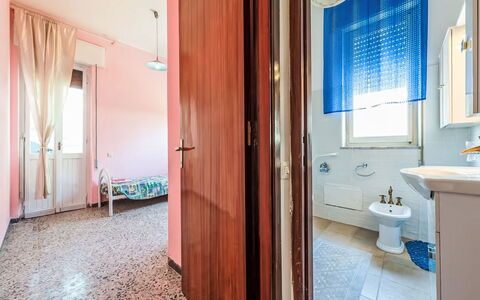 Villetta Luisa: Møbel, Køkken & Spisebord, Stol, Etage, Hav, Altan, Ocean, Udvej, Eco Hotel, Spisestue