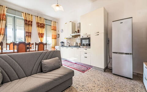 Villetta Luisa: Møbel, Køkken & Spisebord, Stol, Etage, Hav, Altan, Ocean, Udvej, Eco Hotel, Spisestue