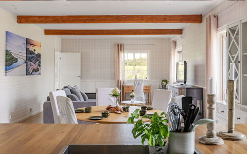 Onsjö: Møbel, Køkken & Spisebord, Stol, Etage, Hav, Altan, Ocean, Udvej, Eco Hotel, Spisestue