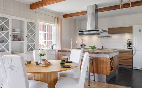 Onsjö: Møbel, Køkken & Spisebord, Stol, Etage, Hav, Altan, Ocean, Udvej, Eco Hotel, Spisestue
