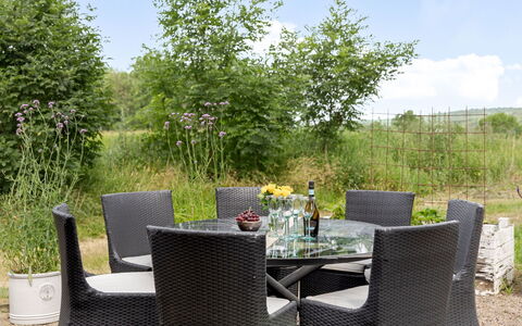 Onsjö: Møbel, Køkken & Spisebord, Stol, Etage, Hav, Altan, Ocean, Udvej, Eco Hotel, Spisestue