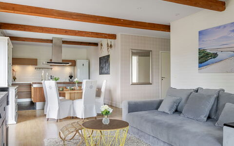 Onsjö: Møbel, Køkken & Spisebord, Stol, Etage, Hav, Altan, Ocean, Udvej, Eco Hotel, Spisestue