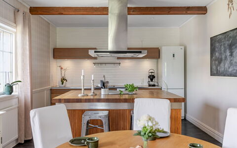 Onsjö: Møbel, Køkken & Spisebord, Stol, Etage, Hav, Altan, Ocean, Udvej, Eco Hotel, Spisestue