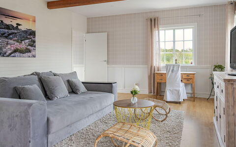Onsjö: Møbel, Køkken & Spisebord, Stol, Etage, Hav, Altan, Ocean, Udvej, Eco Hotel, Spisestue