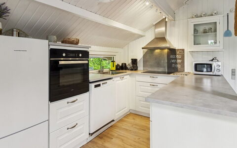 Maini - 30Km from the Sea: Gulvbelægning, Træ, Indretning, Etage, Køkken, Loft, Countertop, Større Bandage, Køkken Apparat, Cabinetry