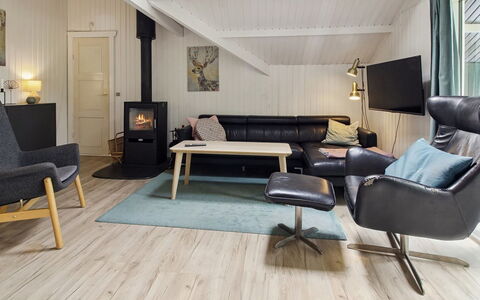 Maini - 30Km from the Sea: Møbel, Indretning, Gulvbelægning, Etage, Trægulve, Træ, Stue, Hjem, Loft, Værelse