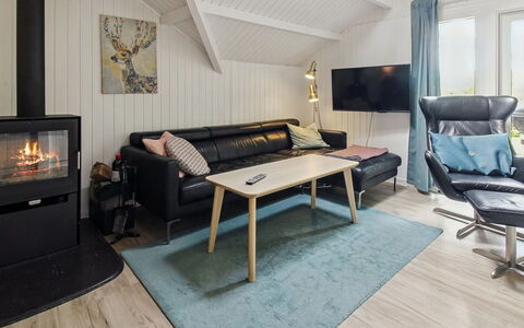 Maini - 30Km from the Sea: Møbel, Indretning, Gulvbelægning, Etage, Couch, Træ, Værelse, Stue, Loft, Television