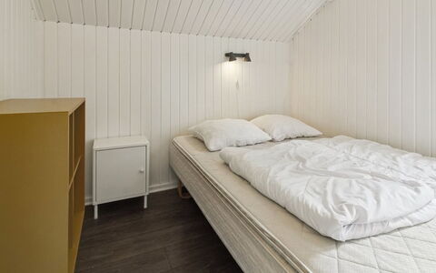Maini - 30Km from the Sea: Soveværelse, Træ, Etage, Gulvbelægning, Loft, Seng, Indretning, Sengetøj, Sengetøj, Bed Frame