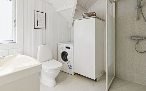 Maini - 30Km from the Sea: Gulvbelægning, Etage, Træ, Sanitærarmatur, Indretning, Loft, Værelse, Håndvask, Tap, Vvs