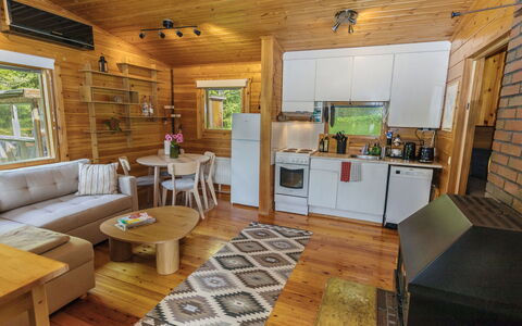 Whispering Woods: Træ, Gulvbelægning, Indretning, Etage, Couch, Møbel, Loft, Værelse, Stue, Hjem