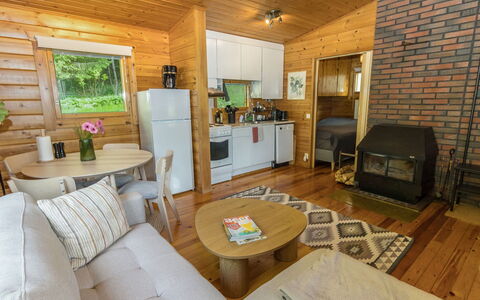 Whispering Woods: Træ, Indretning, Gulvbelægning, Møbel, Loft, Etage, Hjem, Sommerhus, Hårdttræ, Værelse