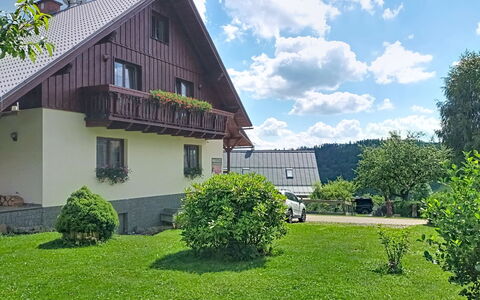 Sylva: Hus, Hjem, Sommerhus, Tag, Lawn, Stuehus, Have, Landscaping, Estate, Gård