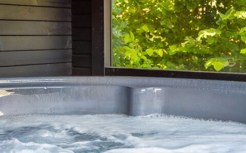 Elaina - 550M from the Sea: Badekar, Sanitærarmatur, Jacuzzi, Svømmepøl, Badeværelse