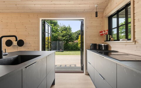 Elaina - 550M from the Sea: Køkken, Træ, Countertop, Gulvbelægning, Køkken Apparat, Etage, Sanitærarmatur, Håndvask, Tap, Cabinetry